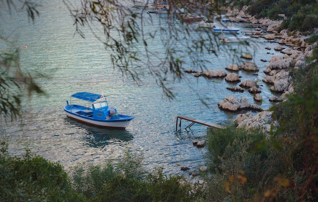 日没時の小さな漁船 カス・トルコ トルコの地中海沿岸のボートと山々 人気の観光地