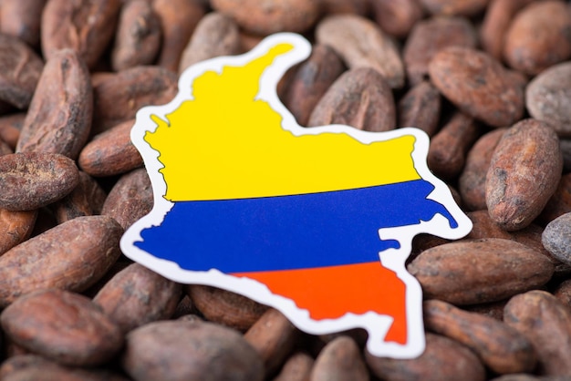 Photo small flag and map of colombia in cacao beans growing cocoa in colombia origin of beans