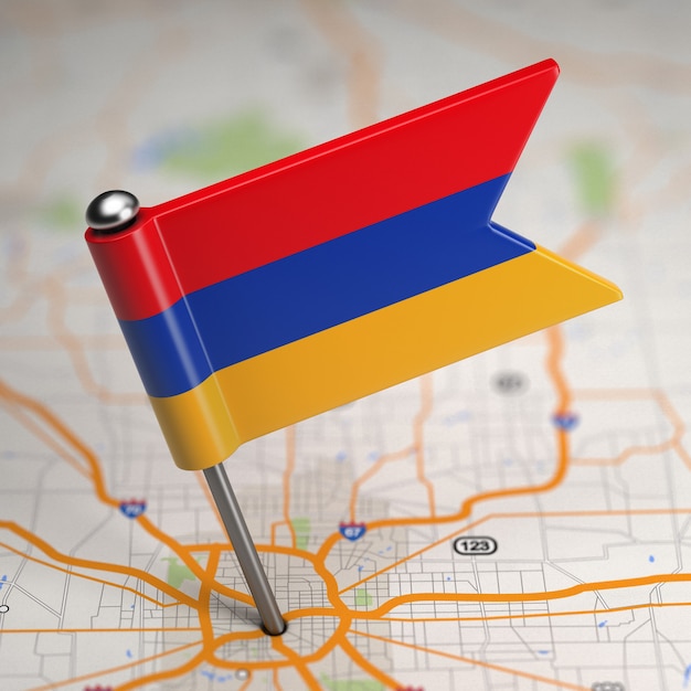 Piccola bandiera repubblica di armenia su uno sfondo mappa con il fuoco selettivo.