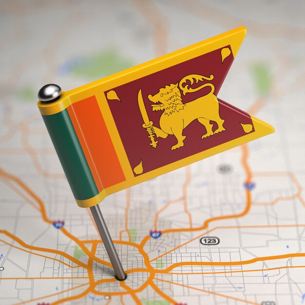 選択的な焦点と地図の背景にスリランカの小さな旗。
