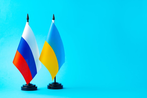 Photo small flags of russia and ukraine on flagpoles