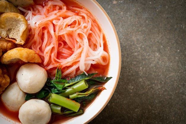 핑크 수프, Yen Ta Four 또는 Yen Ta Fo에 생선 공과 새우 공을 넣은 작은 평평한 쌀국수-아시아 음식 스타일