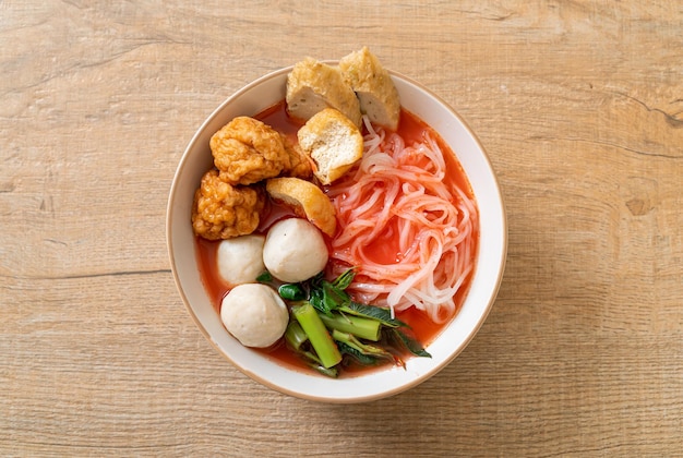 ピンクのスープにフィッシュボールとエビのボールが入った小さな平ビーフン、Yen TaFourまたはYenTaFo-アジア料理スタイル