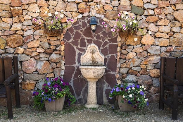 公園の小さな庭の噴水と花瓶ランドスケープアーキテクチャ