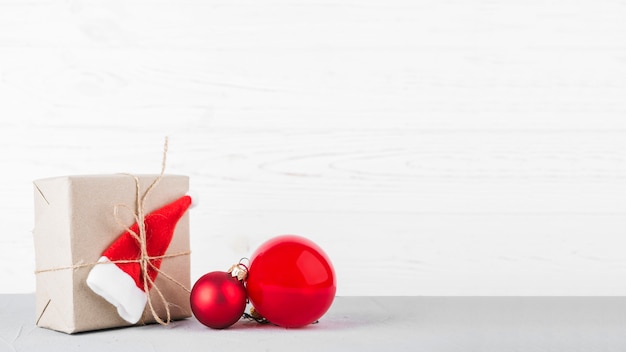 Piccola scatola regalo con palline sul tavolo