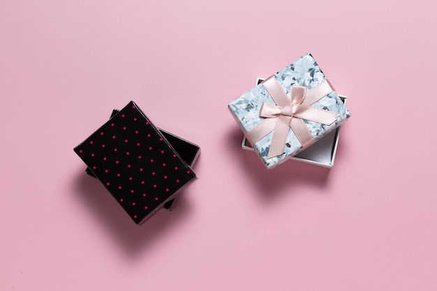 Scatoline regalo piccole chiare con fiocco e scure con pois rosa su sfondo rosa