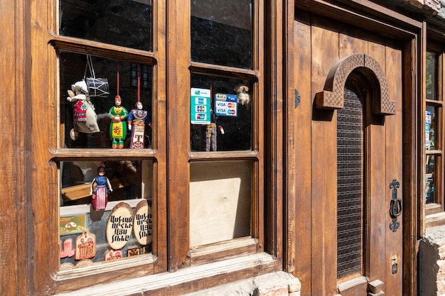 Piccolo negozio di articoli da regalo a tufenkian old dilijan complex nella città vecchia su sharambeyan street a dilijan