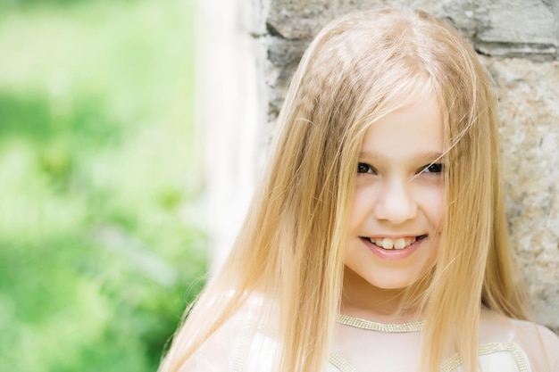 Piccola ragazza con i capelli biondi all'aperto