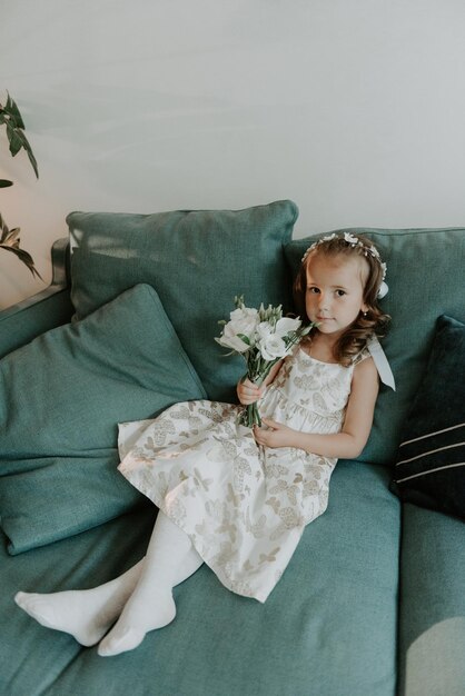 Piccola ragazza con bouquet da sposa