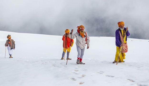 Foto un piccolo gruppo di sadhu sta andando ai laghi sacri di gosainkunda in nepal