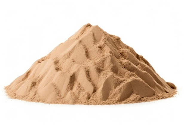 사진 흰색 배경에 고립 된 모래의 작은 더미