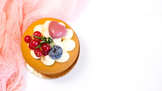 Маленький медовый торт, украшенный ягодами, вид сверху