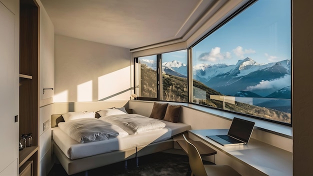 Небольшая гостиничная спальня с белыми стенами и панорамным окном