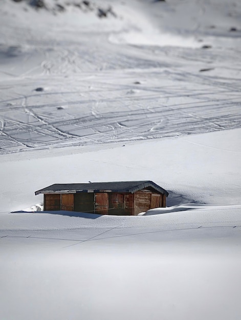 雪の中に「」という文字が書かれた小さな家。