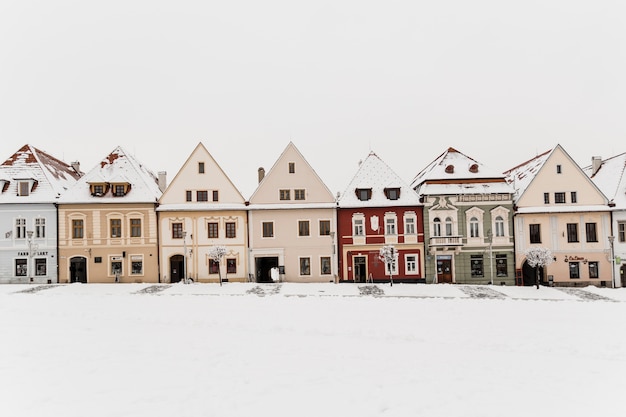 Foto piccole case nella città invernale