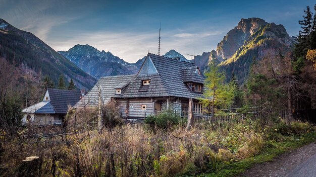 秋の山の中の小さな小屋