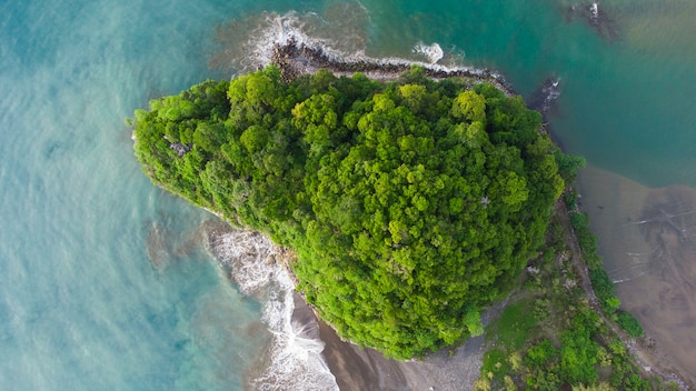 Photo a small island on the south west coast of aceh province