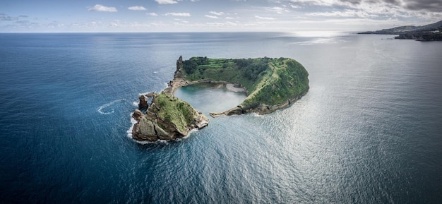 Piccola isola di vila franca do campo nelle azzorre vicino a sao miguel