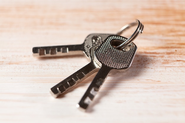 Photo small keys on a wooden table