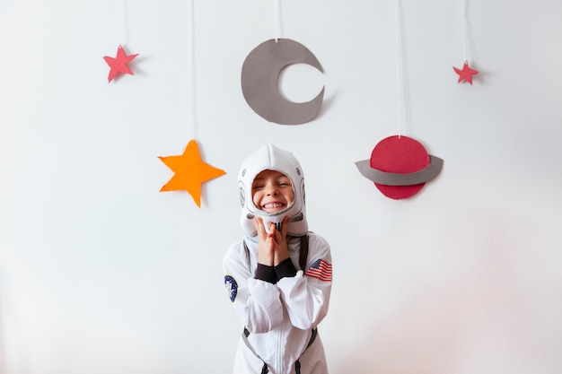 Foto piccolo bambino come astronauta di scienza creativa