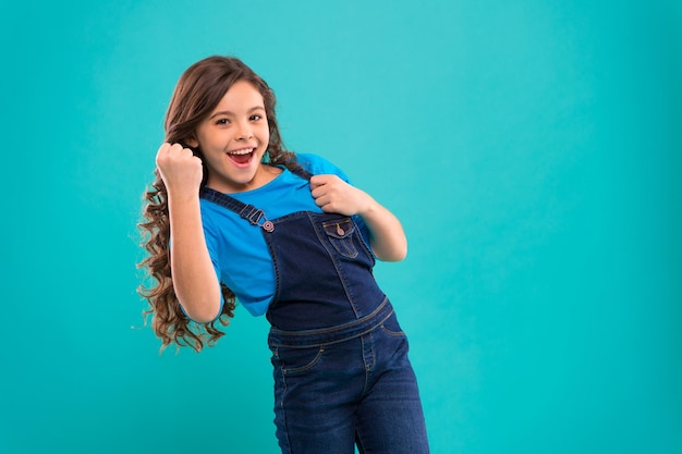 Moda bambino bambina bambina con capelli perfetti felicità d'infanzia bambina felice bellezza e moda giornata internazionale dei bambini modello alla moda denim carino ed elegante