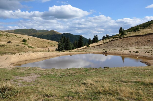 Photo small lake in the mountains