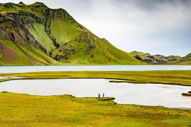 Landmannalaugar 지역 아이슬란드의 푸른 잔디 초원과 산으로 둘러싸인 작은 호수