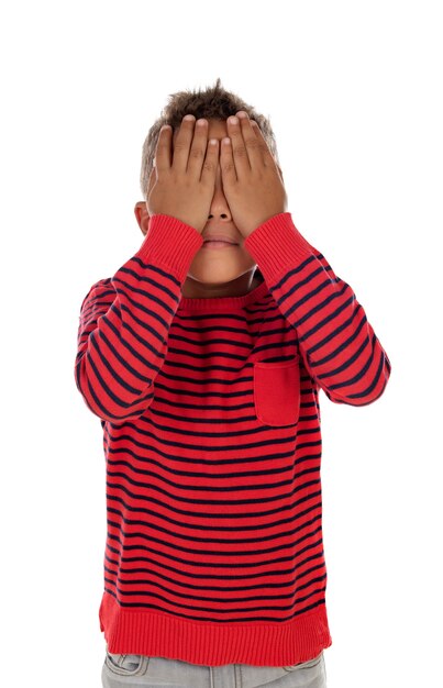 Photo small latin child covering their eyes