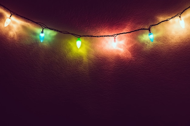 Небольшой свет свечи декор на деревянной раме для Рождества или Нового года. Теплый красивый интерьер светится светом в темной комнате. Скопируйте место для текста.