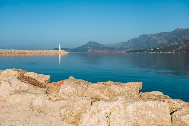 Фото Небольшой маяк в средиземном море в черногории, ориентированный на камень