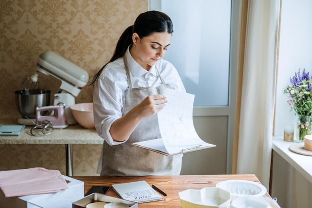 과자 과자점 패스트리숍 아시아 아랍 여성 패스트리 셰프의 소규모 현지 비즈니스 소유자
