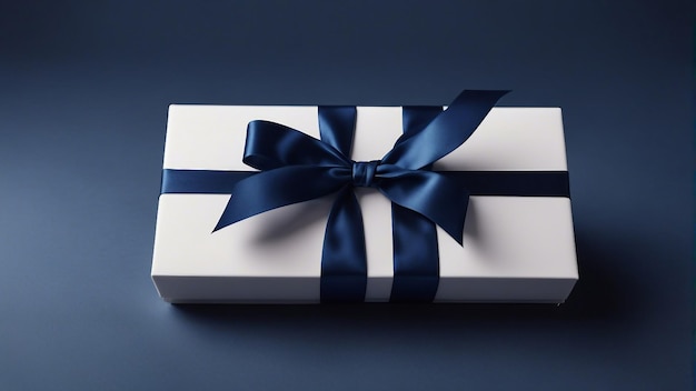 Маленькая роскошная подарочная коробка с синим бантом на темно-синем столе, созданная AI