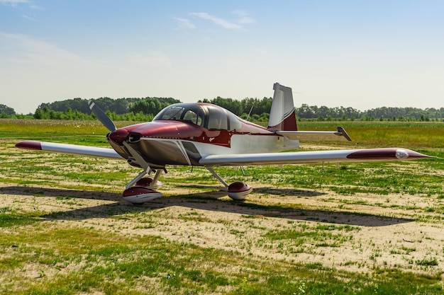 自然を背景にした飛行前の小型のモダンなプライベートジェット。