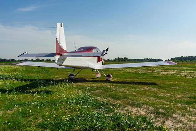 自然を背景にした飛行前の小型のモダンなプライベートジェット。