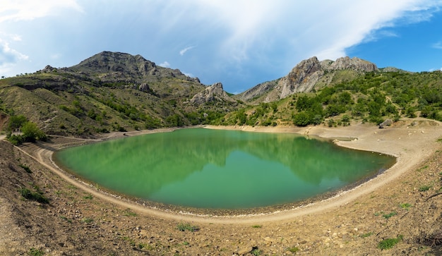 パナギアの小さな山の湖。クリミア。 Zelenogorye。