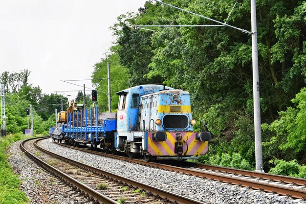 Foto piccolo vecchio treno merci