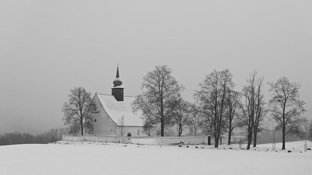 Piccola vecchia cappella brno veveri bellissimo paesaggio innevato inverno natura stagionale concetto