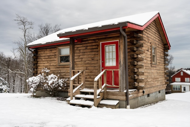겨울에 눈이 내리는 작은 원룸 통나무집