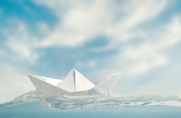 写真 海で小さな紙の船