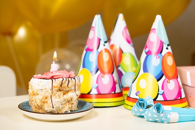 Foto un piccolo pezzo di torta con una candela di compleanno accesa