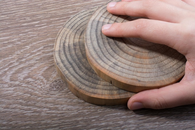 Foto piccolo pezzo di legno tagliato ceppo in fondo a mano