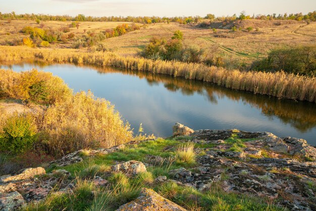 Небольшая куча камней в зелено-желтом поле на фоне неба в красивой Украине