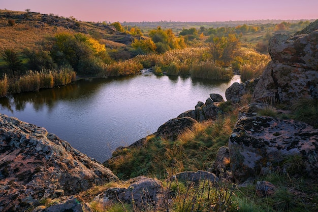 Un piccolo mucchio di pietre in un campo verde-giallo sullo sfondo del cielo nella bellissima ucraina