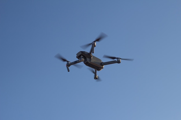 空中にプロペラを持って空を飛ぶ小さな飛行機