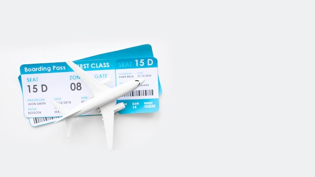 Фото Маленький самолет с билетами на стол