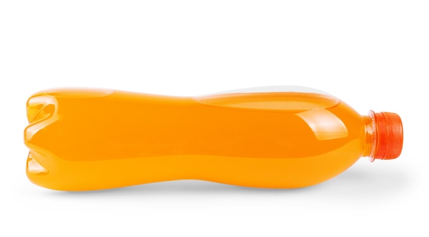 Маленькая пластиковая бутылка апельсиновой соды, изолированные на белом фоне