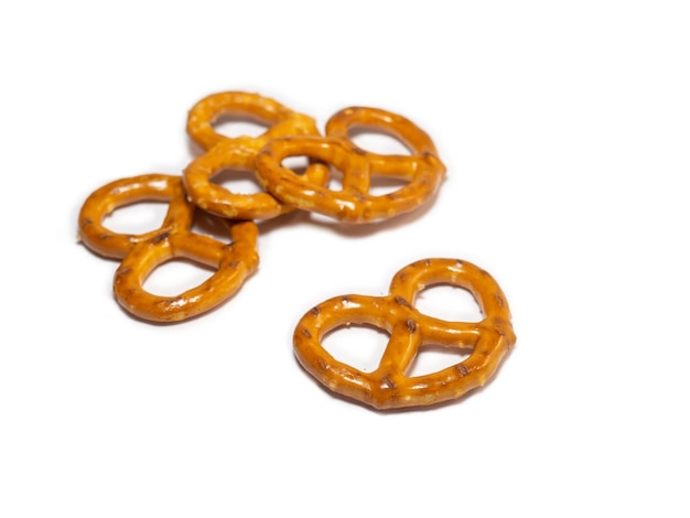 Photo small pretzels on a white background flour products baking for tea crispy biscuits