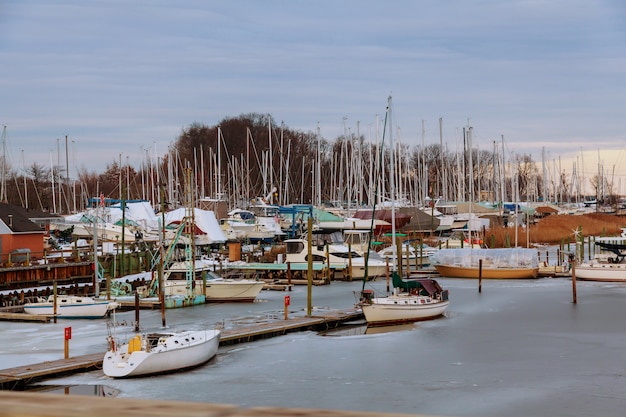 Piccolo molo di yacht privati in inverno piccole imbarcazioni private in primo piano