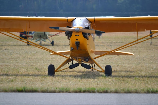 Photo small propeller monoplane standing on grass