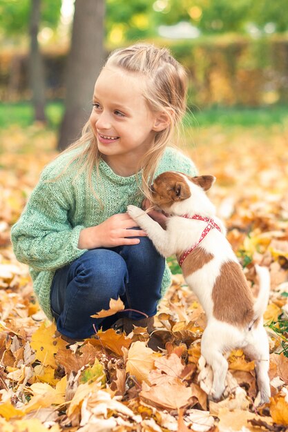 白人少女と小さな純血種の犬